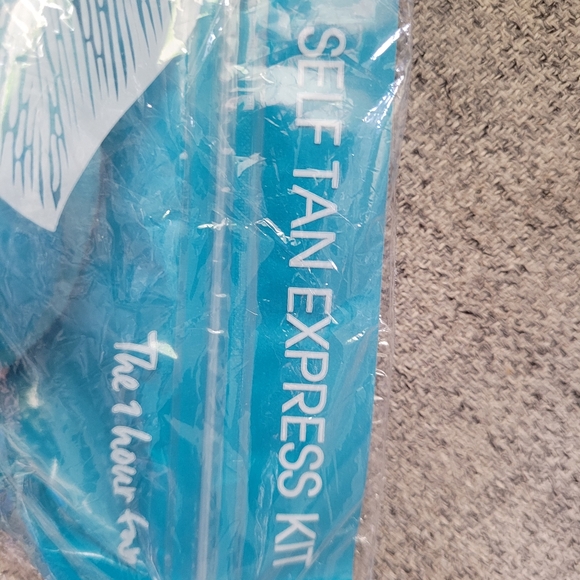 St-Tropez Self Tan Express Kit. - Picture 5 of 11